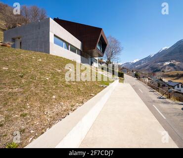Exterior modern isolated villa, surrounded by nature. Iron and concrete cladding. Nobody inside Stock Photo