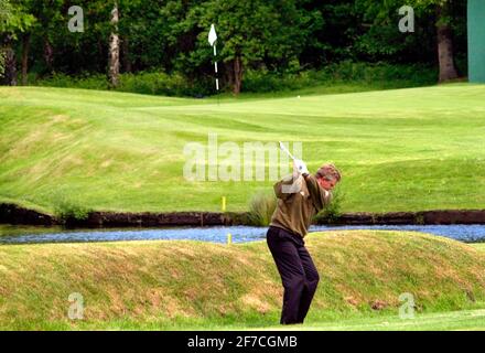 VOLVO PGA CHAMPIONSHIP AT WENTWORTH 25/5/2002 MONTY 2ND ON THE 8TH PICTURE DAVID ASHDOWN.GOLF Stock Photo