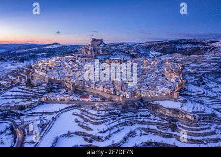 Morella medieval city aerial view, in a winter blue hour, after a snowfall (Castellón, Valencian Community, Spain) ESP: Vista aérea de Morella nevada Stock Photo