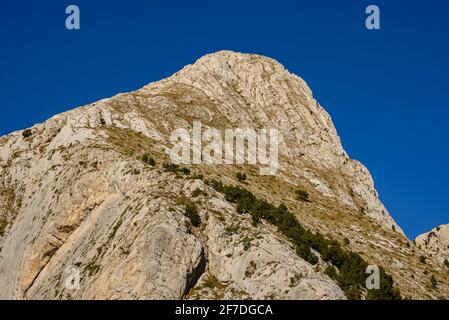 Pedraforca mountain views from Balcó de la Joaquima, on the way up to Pollegó Inferior (Berguedà, Catalonia, Spain, Pyrenees) Stock Photo