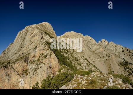 Pedraforca mountain views from Balcó de la Joaquima, on the way up to Pollegó Inferior (Berguedà, Catalonia, Spain, Pyrenees) Stock Photo