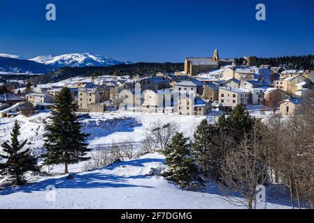 Pyrénées Orientales and La Llagonne village snowy in winter (Haute Cerdagne, Occitanie, Pyrenees, France) ESP: El pueblo de La Llagonne y la Cerdagne Stock Photo