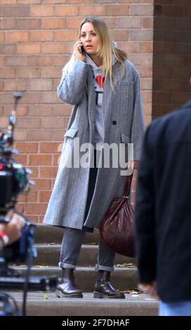 New York - NY - 20201006 Kaley Cuoco pictured filming a scene with