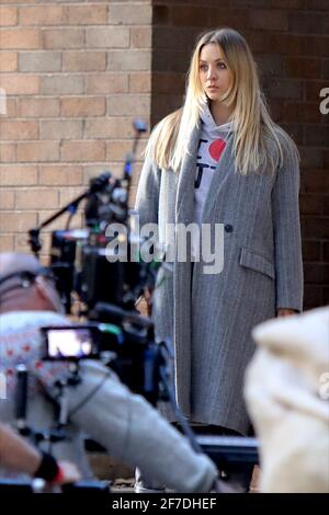 New York - NY - 20201006 Kaley Cuoco pictured filming a scene with