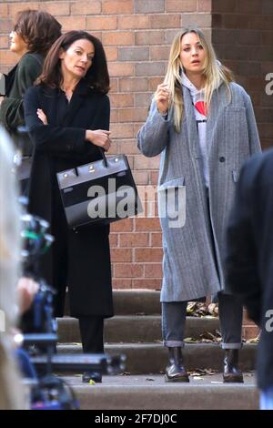 New York - NY - 20201006 Kaley Cuoco pictured filming a scene with