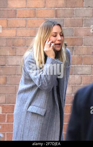 New York - NY - 20201006 Kaley Cuoco pictured filming a scene with