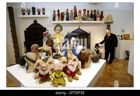 Sir PeterBlake exhibiting at the London institute galary in London.in pic with his favorite found objects pic David Sandison 10/11/2003 Stock Photo