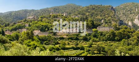 Goult in Provence, village perched on the mountain, typical street Stock Photo