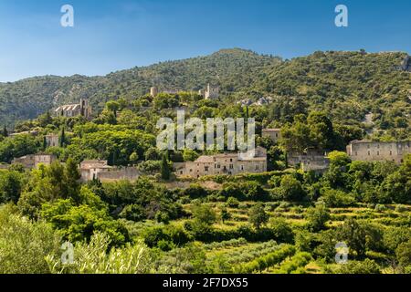 Goult in Provence, village perched on the mountain, typical street Stock Photo