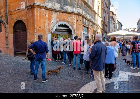 People lined up in front of Pasticceria il Boccione, Kosher bakery, pastry shop, Jewish Quarter, Rome, Italy. Stock Photo