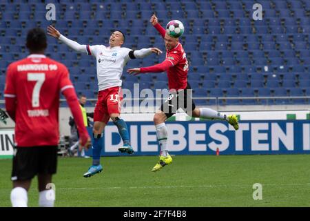 left to right Bobby WOOD (HH) versus Marcel FRANKE (H), header, header duel, action, duels, football 2nd Bundesliga, 27th matchday, Hanover 96 (H) - HSV Hamburg Hamburg Hamburg (HH) 3: 3, on April 4th, 2021 in the HDI Arena Hannover/Germany. | usage worldwide Stock Photo