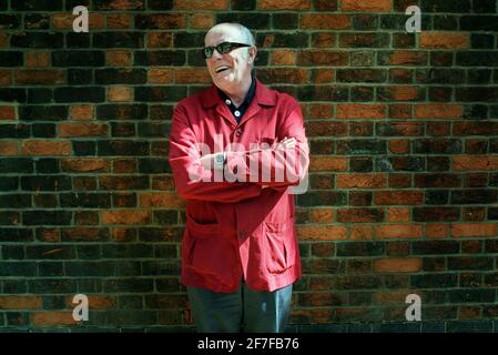 RICHARD WILSON ACTOR WEARING SUNSGLASSES AND LEANING AGAINST A BRICK WALL Stock Photo