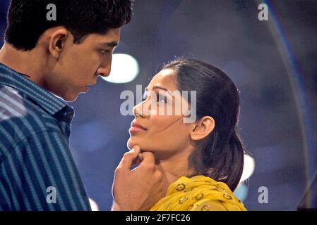 SLUMDOG MILLIONAIRE 2008 Pathé Distribution film with Dev Patel and Freida Pinto Stock Photo