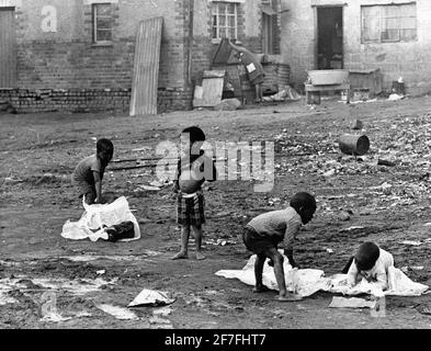 Children playing in the street. The destruction after last year's riots is still visible in the streets of Soweto township outside Johannesburg, South Africa, October 21, 1977. Photo: Sven-Erik Sjoberg / DN / TT / code 53 Stock Photo