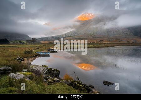 Macgillycuddy's Reeks mountains reflected in Lough Gummeenduff, evening sunlight, Black Valley, Killarney, County Kerry, Munster, Republic of Ireland Stock Photo