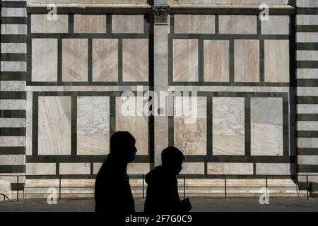 Florence, Italy. 31st Mar, 2021. (3/31/2021) Covid-19 lockdown in Italy, Florence is in the high-risk red zone, some people in Piazza del Duomo (Photo by Federico Neri/Pacific Press/Sipa USA) Credit: Sipa USA/Alamy Live News Stock Photo
