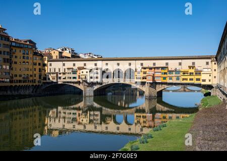 Florence, Italy. 31st Mar, 2021. (3/31/2021) Covid-19 lockdown in Italy, Florence is in the high-risk red zone, Ponte Vecchio completely deserted (Photo by Federico Neri/Pacific Press/Sipa USA) Credit: Sipa USA/Alamy Live News Stock Photo