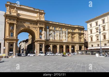Florence, Italy. 31st Mar, 2021. (3/31/2021) Covid-19 lockdown in Italy, Florence is in a high-risk red zone, Piazza della Repubblica is deserted (Photo by Federico Neri/Pacific Press/Sipa USA) Credit: Sipa USA/Alamy Live News Stock Photo