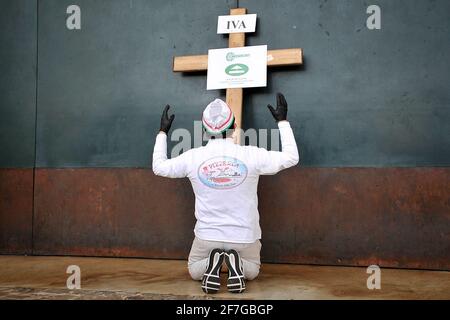 Napoli, Italy. 07th Apr, 2021. Protest of traders, shopkeepers and Confcommercio for the continuous restrictions and closures during the Covid-19 lock-down, for the continuous restrictions the shops have been closed for over a month, the protest took place in Piazza del Plebiscito in Naples. Protester places a wooden cross in front of the Pontifical Royal Basilica of San Francesco da Paola. Italy, April 07, 2021. (Photo by Vincenzo Izzo/Sipa USA) Credit: Sipa USA/Alamy Live News Stock Photo