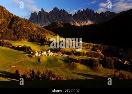 Dolomiten, Fabelhafte Ausblicke auf die faszinierende Bergwelt der märchenhaften Geislerspitzen in St. Magdalena im Dolomitental Villnöss. Südtirol Stock Photo