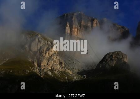 Dolomiten, Dolomiti, Pordoi, Südtirol Wolken und Felsen und mächtige Gipfel in ihrer ganzen Schönheit am Alpenpass Stock Photo