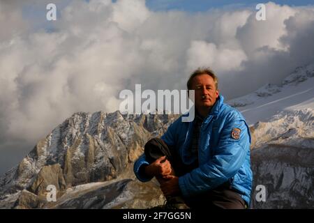 Dolomiten, Dolomiti, Südtirol, männlicher Bergwanderer genießt die Sonne beim Wandern durch die Südtiroler Dolomiten Bergwelt in Italien Stock Photo
