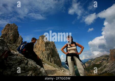 Dolomiten, Dolomiti, Trentino, Junge Frau mit Sohn beim Bergwandern am Langkofel in Südtirol in den Dolomiten in Italien. Hiking woman Stock Photo