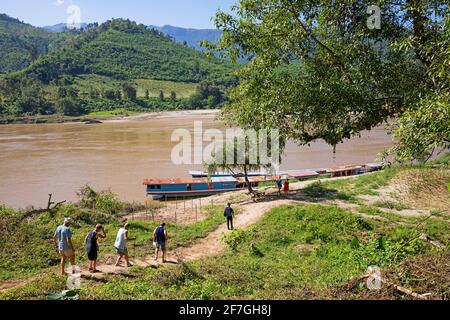 Western tourists visiting the valley of the Mekong River by taking a slowboat trip / slow boat cruise to Luang Phabang / Luang Prabang, Laos Stock Photo