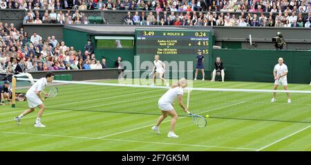 THE 1st MATCH AT WIMBLEDON UNDER THE NEW CLOSING ROOF. ANDRE AGASSI & SEEFIE GRAF V TIM HENMAM & KIM CLIJSTERS. 17/5/09. PICTURE DAVID ASHDOWN Stock Photo