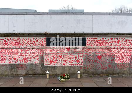 London, UK. 07th Apr, 2021. Flowers left at the National Covid Memorial Wall.The wall is adjacent to St Thomas' Hospital and is being hand-painted with 150000 hearts to honour UK Covid-19 victims, it stretches over 700 metres long. (Photo by Dave Rushen/SOPA Images/Sipa USA) Credit: Sipa USA/Alamy Live News Stock Photo