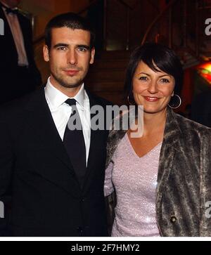 DAVINA McCALL WITH HER ACTOR HUSBAND MATTHEW ROBERTSON AT THE SOUTHERN PREMIER OF T6HE BOND FILM DIE ANOTHER DAY. PIC MIKE WALKER, 2002 Stock Photo