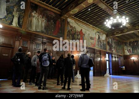 Visitors visiting the Abbey Room Murals of The Quest and Achievement of the Holy Grail by Edwin Austin Abbey inside McKim Building of Boston Central Library.Boston.Massachusetts.USA Stock Photo