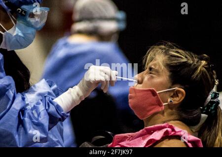 Buenos Aires, Federal Capital, Argentina. 7th Apr, 2021. For the second consecutive day, a record in positive cases for Coronavirus was registered in Argentina.The Ministry of Health of the Nation reported this Wednesday a new record in daily coronavirus cases with 22,039 infected in the last 24 hours.In addition, the report reported that there were 199 deaths, so the total number of deaths rises to 56,832.Another worrying number is the number of beds in intensive care with 3,706 patients hospitalized with Covid-19 and an occupancy percentage of 64. Credit: ZUMA Press, Inc./Alamy Live News Stock Photo