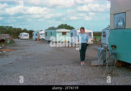 teenage Travellers girl in their camp, October 1985, Dublin, Ireland Stock Photo