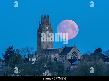 Moonset behind St Andrew's Church, Sutton-in-the-Isle, Cambridgeshire Stock Photo