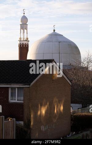 Birmingham Central Mosque minaret tower in Highgate on 7th January 2021 in Birmingham, United Kingdom. Birmingham Central Mosque is one of the earliest purpose-built mosques in the UK, and is run by the Birmingham Mosque Trust. The organization, Muslims in Britain classify the Birmingham Central Mosque as, hanafi sunni, and has a capacity of 6,000, including women. Stock Photo