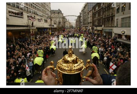 The England World Champion squad on their VICTORY parade through the streets of London.POOL PIC photograph by David Sandison The Independent 8/12/2003 Stock Photo