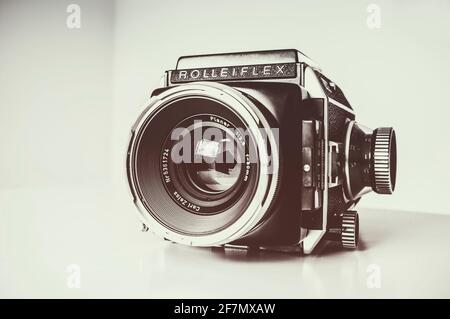 4 Ago 2018 Vicenza, Italy: Medium format camera. Medium format 120 roll film with the name Rolleiflex SL 66 Stock Photo