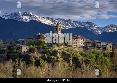 Bellver de Cerdanya panoramic views in spring, with the snowy Serra del Cadí in the background (Cerdanya, Catalonia, Spain, Pyrenees) Stock Photo