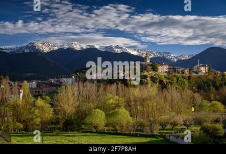 Bellver de Cerdanya panoramic views in spring, with the snowy Serra del Cadí in the background (Cerdanya, Catalonia, Spain, Pyrenees) Stock Photo