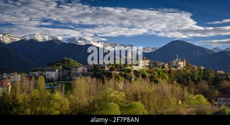 Bellver de Cerdanya panoramic views in spring, with the snowy Serra del Cadí in the background (Cerdanya, Catalonia, Spain, Pyrenees) Stock Photo