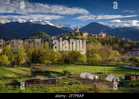 Bellver de Cerdanya panoramic views in spring, with the snowy Serra del Cadí in the background (Cerdanya, Catalonia, Spain, Pyrenees) Stock Photo