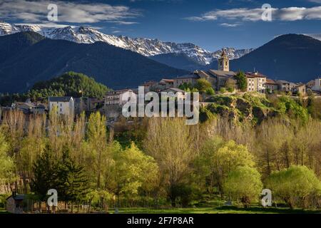 Bellver de Cerdanya panoramic views in spring, with the snowy Serra del Cadí in the background (Cerdanya, Catalonia, Spain, Pyrenees) Stock Photo