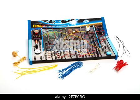 Maxitronix 130 in one childrens electronic educational electronics lab kit  for learning basic electronic circuits Stock Photo - Alamy