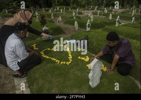 Medan, Indonesia. 09th Apr, 2021. Hanafi's family seen carrying out the tradition of a funeral pilgrimage to welcome the holy month of Ramadan 1442H at specifict cemetery for coronavirus pandemic victims in Medan, Indonesia on April 9, 2021. Hanafi admitted to being sad and traumatized were remembering 9 months ago moment, when his wife died due coronavirus disease-19 in the same time with Eid Al-Fitr 2020. Photo by Sutanta Aditya/ABACAPRESS.COM Credit: Abaca Press/Alamy Live News Stock Photo