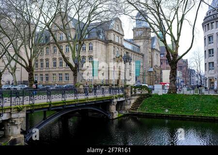 19.01.2019, Duesseldorf, Nordrhein-Westfalen, Deutschland - Fussgaengerbruecke ueber den Stadtgraben an der Koenigsallee in Duesseldorf im Winter mit Stock Photo