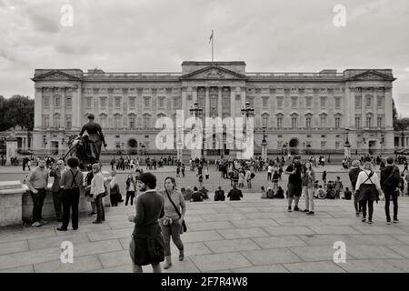 London, Great Britain - May 21, 2018 : Crowds of tourists in front of the Buckingham Palace in London in black and white Stock Photo