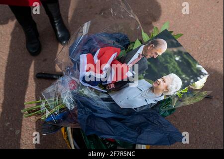 London, UK. 9th Apr, 2021. A portrait of the Duke of Edinburgh and the Queen outside Buckingham Palace after the death of Prince Philip, aged 99, was announced. Credit: Stephen Chung/Alamy Live News Stock Photo