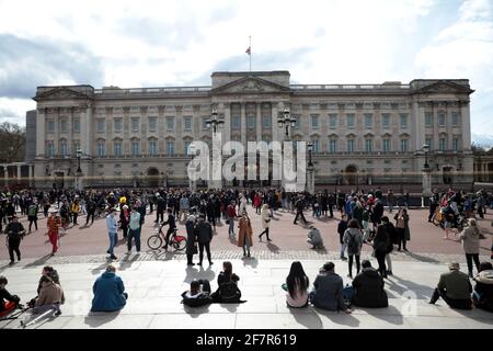 London, UK. 09th Apr, 2021. Members of the public begin to gather outside Buckingham Palace to lay flowers and pay tributes to the Duke of Edinburgh who died this morning aged 99 on Friday, April 9, 2021. Her majesty the Queen released a statement saying she was deeply saddened by the death of her husband Prince Philip. Photo by Hugo Philpott/UPI Credit: UPI/Alamy Live News Stock Photo