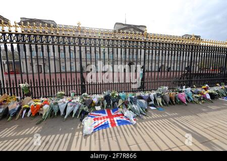 London, UK. 9th Apr, 2021. Floral tributes laid by people at Buckingham Palace after the announcement of the death of Prince Philip Credit: Paul Brown/Alamy Live News
